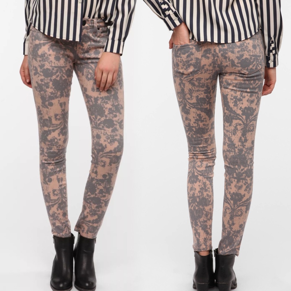 BDG Skinny Jeans 
BDG Cigarette Mid-Rise Jean - Wallpaper Print